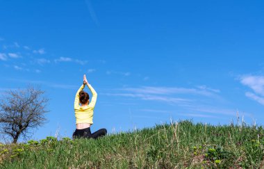 Yoga egzersizi mavi renge karşı..