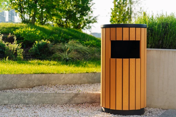 Şehir parkında yeni ahşap çöp kutusu.