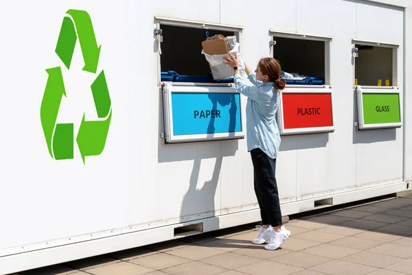 Getrennte Müllabfuhr Auf Der Straße Und Frau Wirft Papier Tonne — Stockfoto