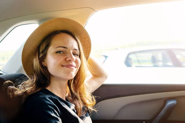 Jovem Mulher Usando Chapéu Palha Apreciando Viajar Carro — Fotografia de Stock