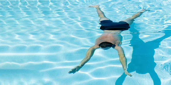 Zamazany Mężczyzna Pływający Pod Wodą Basenie Kurorcie — Zdjęcie stockowe