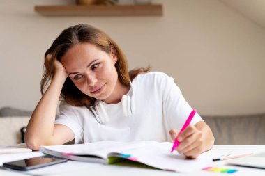 Evde ev ödevi yapan yorgun bir üniversite öğrencisi.. 