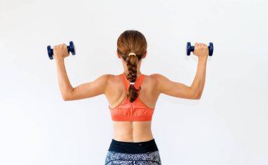 Sportif bayan sporcunun elinde dambıllar tutuşu.. 