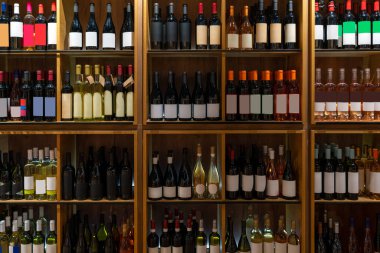 Şarap şişeleri, şarap dükkanı, içki dükkanı geçmişi olan raflar..