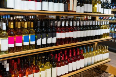 Raflardaki şarap şişelerinin arkaplanı..