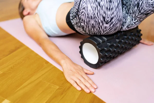 Female Athlete Lying Exercise Mat Using Foam Roller Fitness Training — Stock Photo, Image