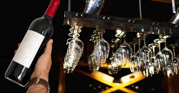 Bouteille Vin Rouge Main Sur Fond Verres Vin Suspendus Dans — Photo