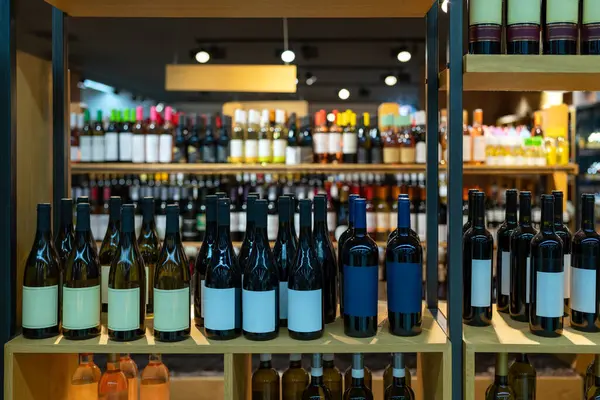 棚の列にワインのボトル — ストック写真