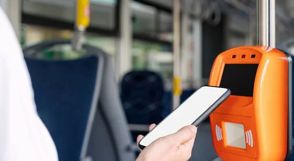 Mobiel Betaalconcept Smartphone Met Leeg Scherm Wijfjes Hand Betaalt Bus Stockfoto
