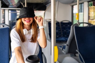 Şehir şatafatlı genç kız şehir servis otobüsünde eğleniyor..