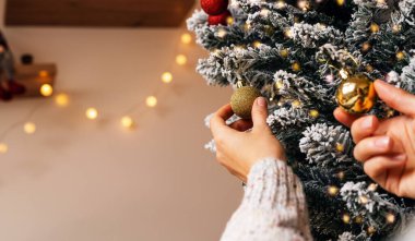 Evdeki Noel ağacını süsle.