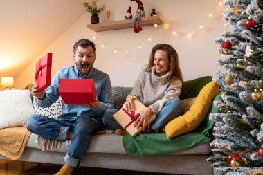 Noel sürprizi ve hediyeler. Mutlu evli daktilo çifti ve Noel hediyeleri. 