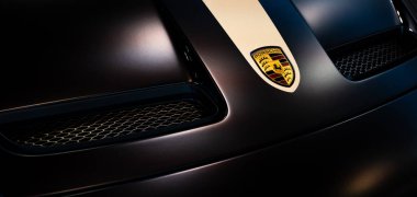 Elektrikli araba Porsche 'nin önünü kapatın. Novi Sad, Sırbistan - 09.08.2023