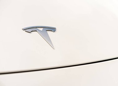 Beyaz renkli elektrikli araba Tesla 'nın yakın çekimi. Novi Sad, Sırbistan - 09.08.2023.