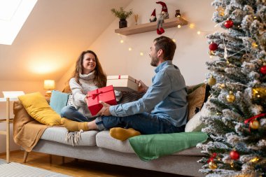 Genç çift ve Noel hediyeleri. Xmas zamanı ve hediye verme zamanı..