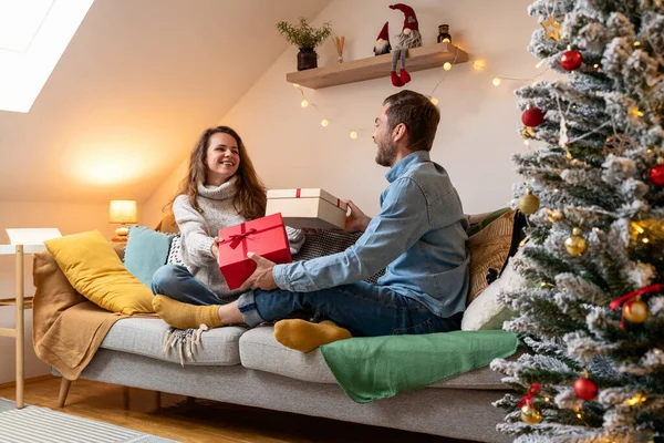 Genç çift ve Noel hediyeleri. Xmas zamanı ve hediye verme zamanı..