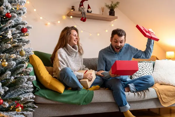 Noel hediyeleri ve sürprizler. Genç çift ve Noel hediyeleri.