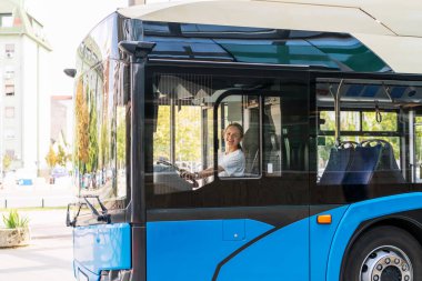 Kadın otobüs şoförü. Genç yetişkin bir kadın tramvay kullanıyor..