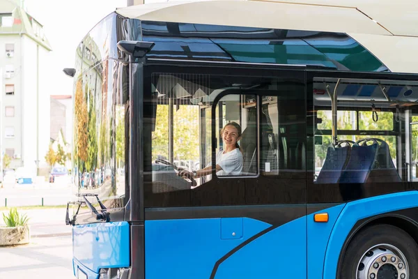 Kadın otobüs şoförü. Genç yetişkin bir kadın tramvay kullanıyor..