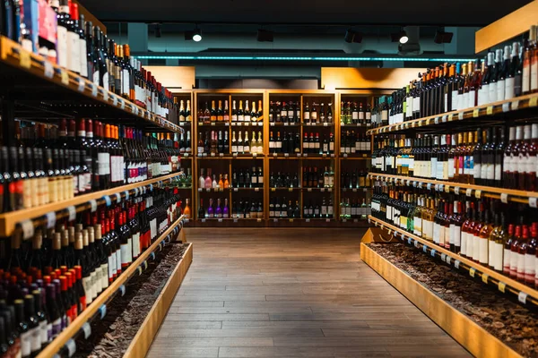Υπόβαθρο Κάβας Βιομηχανία Λιανικής Πώλησης Αλκοόλ Μπουκαλάκια Κρασιού Στα Ράφια Εικόνα Αρχείου