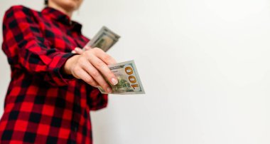 Bir kadın 100 dolar bağışlıyor..