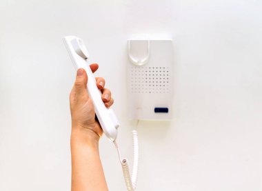 Kadın elinde iletişim cihazının mendili.