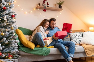 Adam Noel hediyesine şaşırdı. Noel tatilinde genç bir çift.