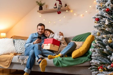 Genç yetişkin heteroseksüel çift Noel ve yeni yıl tatillerinde.