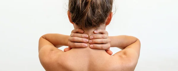 Arkaya bakan kadın elleriyle boynunu tutuyor. Boyun ağrısı..