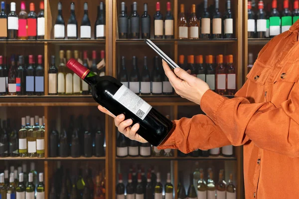 Consumer Wine Shop Scanning Data Matrix Code Het Etiket Van Stockfoto