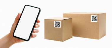 Paketin QR kodunu akıllı telefonla tarıyorum. Akıllı nakliye ve lojistik.