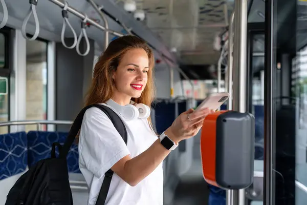 Vrouw Betaalt Bus Met Haar Smartphone Contactloze Technologie Voor Mobiele Rechtenvrije Stockfoto's
