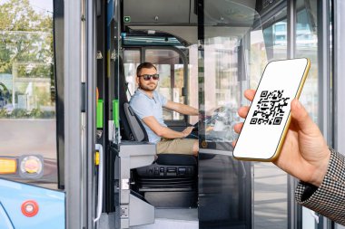 Otobüs şoförünün önündeki telefon ekranında QR-code var. Toplu taşıma için dijital bilet.