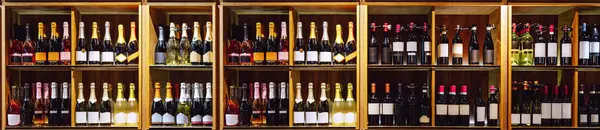 Lange Houten Plank Met Diverse Wijn Champagneflessen Slijterij Stockfoto