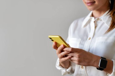 Şirket elektronik yazışmaları. İş kadını akıllı telefonuyla internetten mesajlaşıyor. Çevrimiçi mesajlaşma ve 