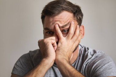 Erkek akıl hastalığı konsepti. Umutsuzluk ifadesiyle bir adamın yüzüne yakın çekim.