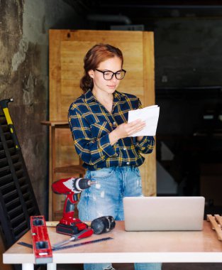 Kadın girişimci planlama atölyesinde çalışırken çalışır.. 