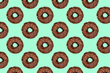 Nane arkaplanda delikleri olan çikolatalı donutların yaratıcı deseni.
