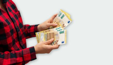 Avro parası sayan bir kadının elleri. 200 Euro 'luk banknotlar ellerinde.