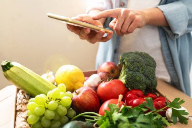 Cep telefonu ve mobil uygulama kullanarak çiftlikte sebze ve meyve siparişi vermek. Evde sağlıklı yiyecek alışverişi.