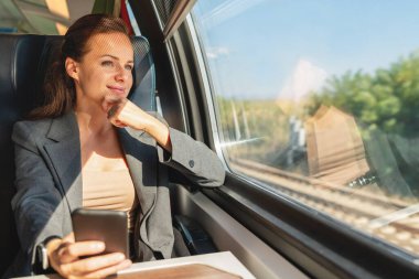 Modern trenle seyahat eden iş kadını. İş seyahati ve iş seyahati.