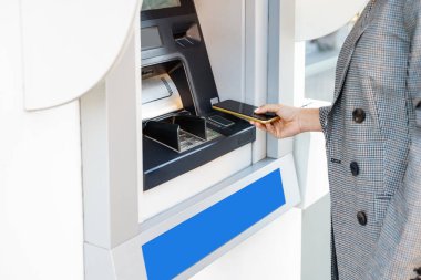 ATM 'de para çekmek için akıllı telefon kullanan biri..