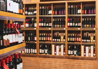 İçki dükkanındaki perakende satış mağazasında şarap şişeleri. Şarap dükkanının arka planı.