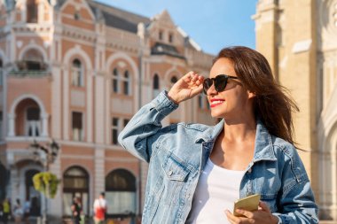 Beyaz kadın turist Avrupa 'da geziyor, caddeleri seyrediyor.. 