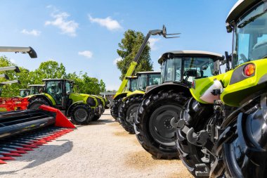 Tarım makineleri yaz boyunca açık hava tarım ekipmanları bayisinde sergilendi.