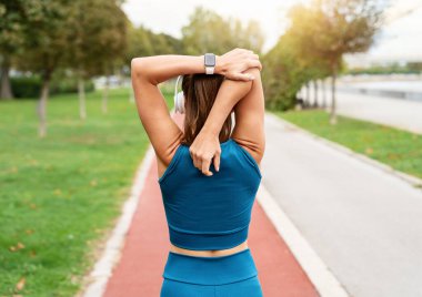 Şehir caddesinde ısınan bayan sporcunun arka plan portresi