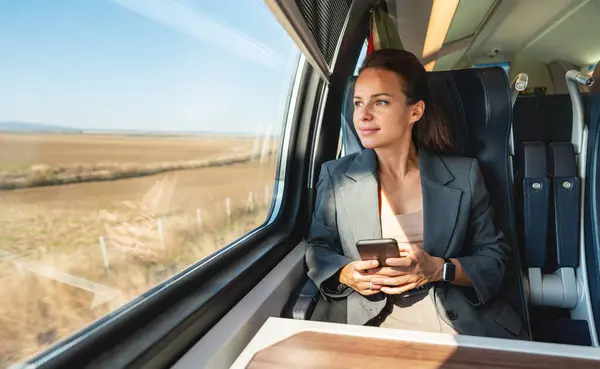 Demiryolu ulaşımı durduruldu. Trenle seyahat eden iş kadını.