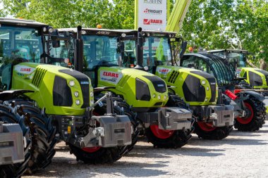 Claas traktörleri ve tarım makine bayiliğinde:: Novi Sad, Sırbistan - 05.20.202