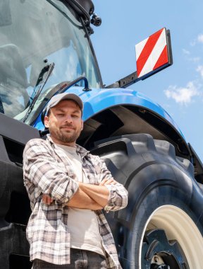 Erkek çiftçi, tarım makineleri bayisinden yeni bir traktör kiraladı..