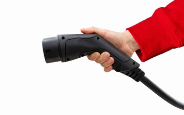 Kırmızı kollu siyah elektrikli aracın şarj prizi. Elektrikli araba şarj bağlantısı.